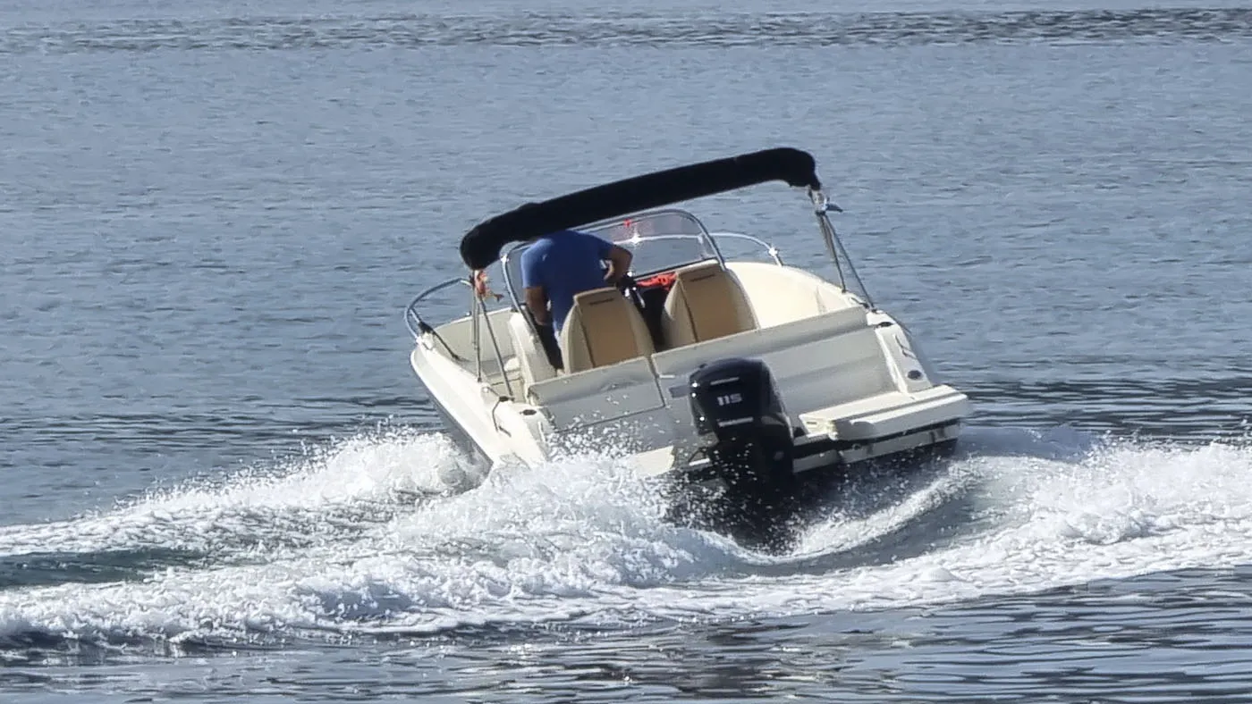 Alquiler de lancha en Dénia sin licencia o con patrón navegando por la Costa Blanca