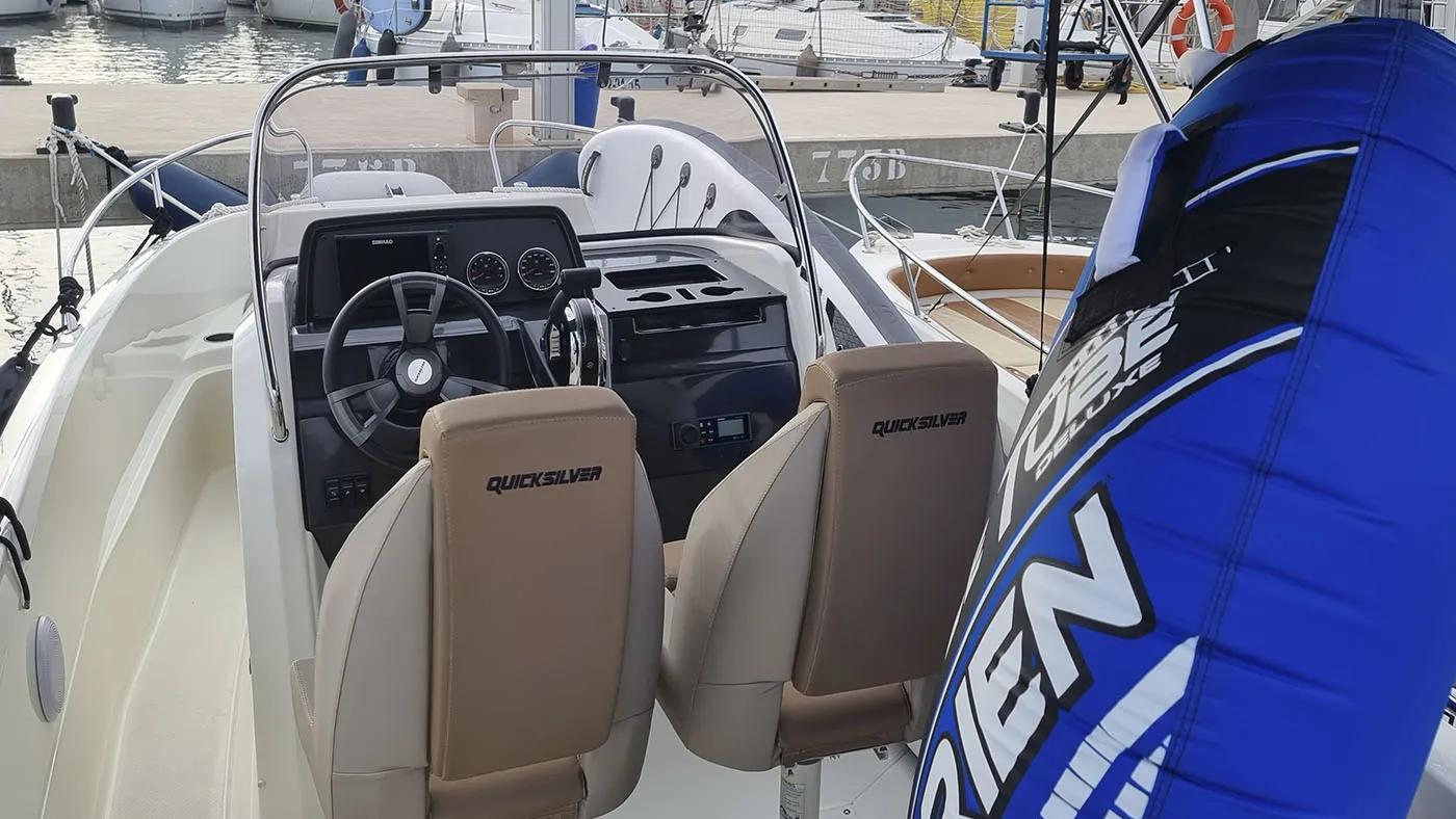 Alquiler de lancha en Dénia sin o con opción con patrón navegando por calas del Mediterráneo