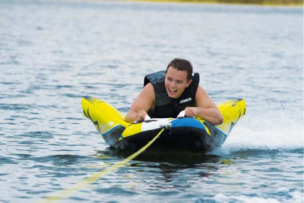 Hinchables de arrastre en Dénia y Jávea con Náutica Diamond Boat: diversión extrema en el Mediterráneo