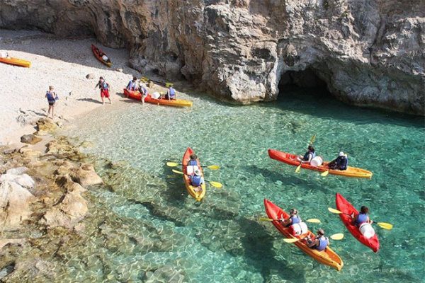 Excursión en grupo de kayak a la Cova Tallada con Náutica Diamond Boat en Dénia